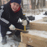Волонтёры из СОШ №2 установили мостик для перехода через теплотрассу по пути к стадиону «Никельщик» - Уфалейский Рабочий