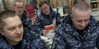 Сила Закона и сила духа: в День Конституции библиотеку посетили росгвардейцы! - ЦБС Верхнеуфалейского городского округа