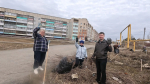 Активные жители продолжают выходить на субботники